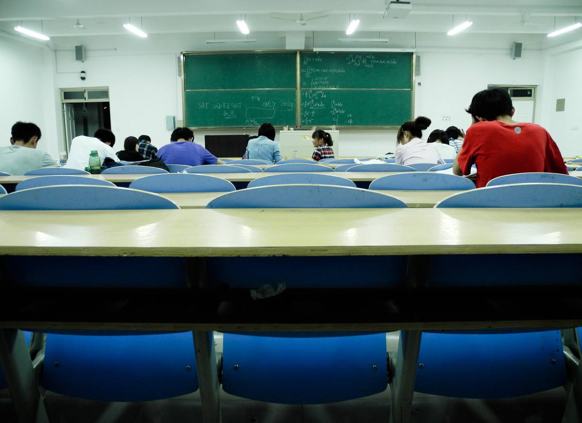 现实中的普信男？女大学生在自习室，收到对面男生的“小纸条”