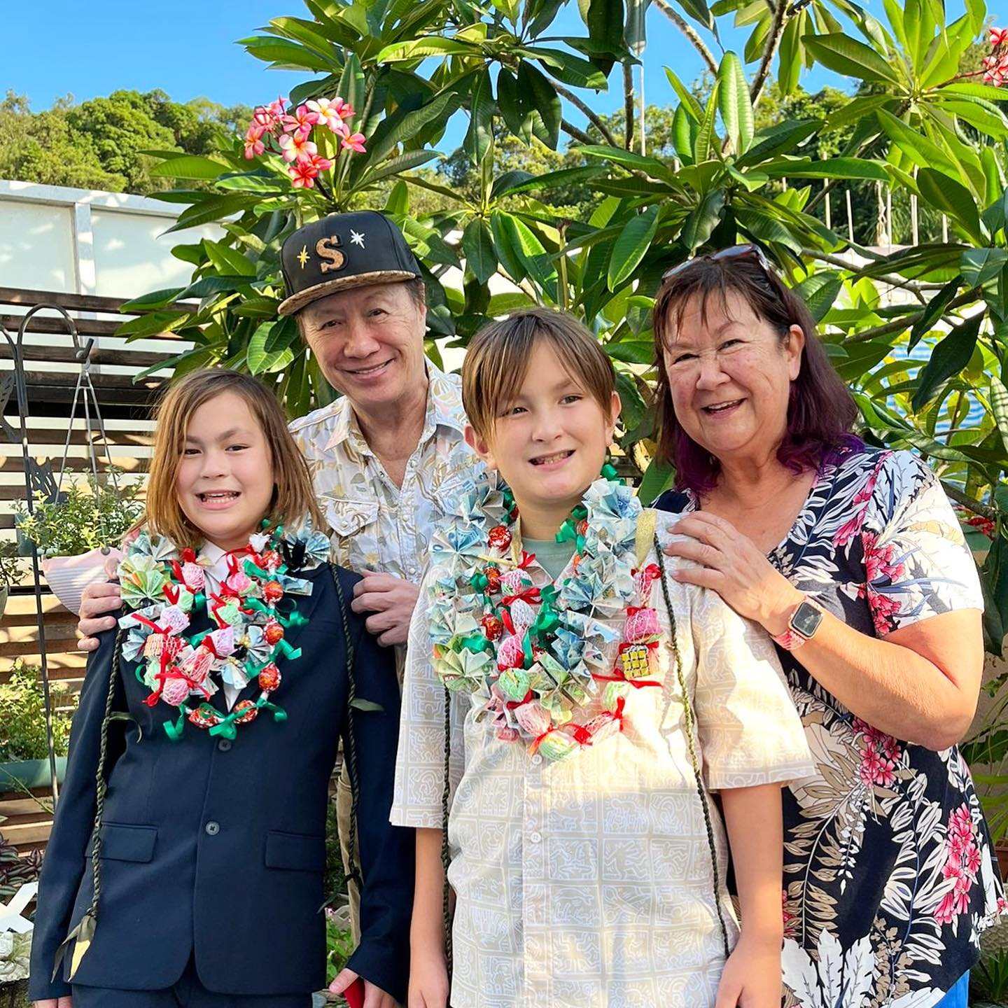 74歲的許冠傑看似輕鬆曬全家福！