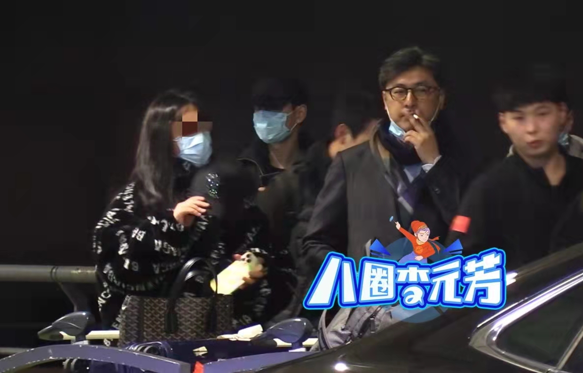 王岳伦与美女约会被拍（王岳伦深夜搂美女回酒店）