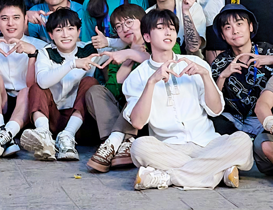 《跑男》第十季发布杀青大合照，郑恺继续缺席，蔡徐坤周深最调皮