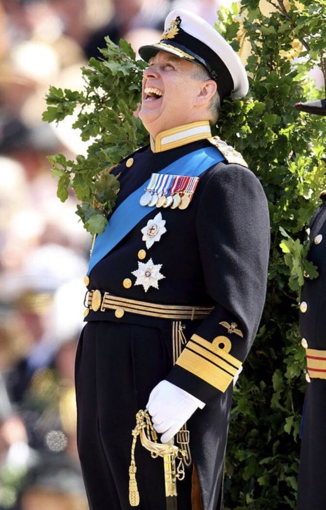 安德鲁被剥夺王室头衔和军衔，永远不能回归；95岁英女王给力