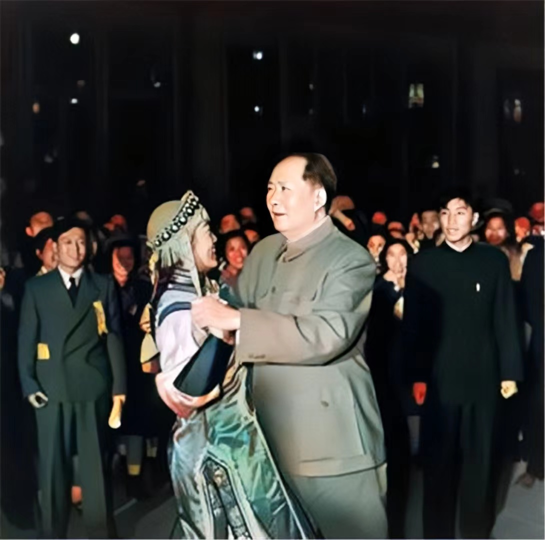 1960年毛主席在杭州听戏，演出结束，毛泽东：白牡丹，我请你跳舞