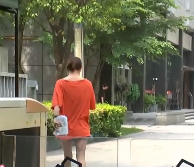 年轻女子深夜回家拒绝出示健康码，踹碎单元玻璃门，法院判决来了