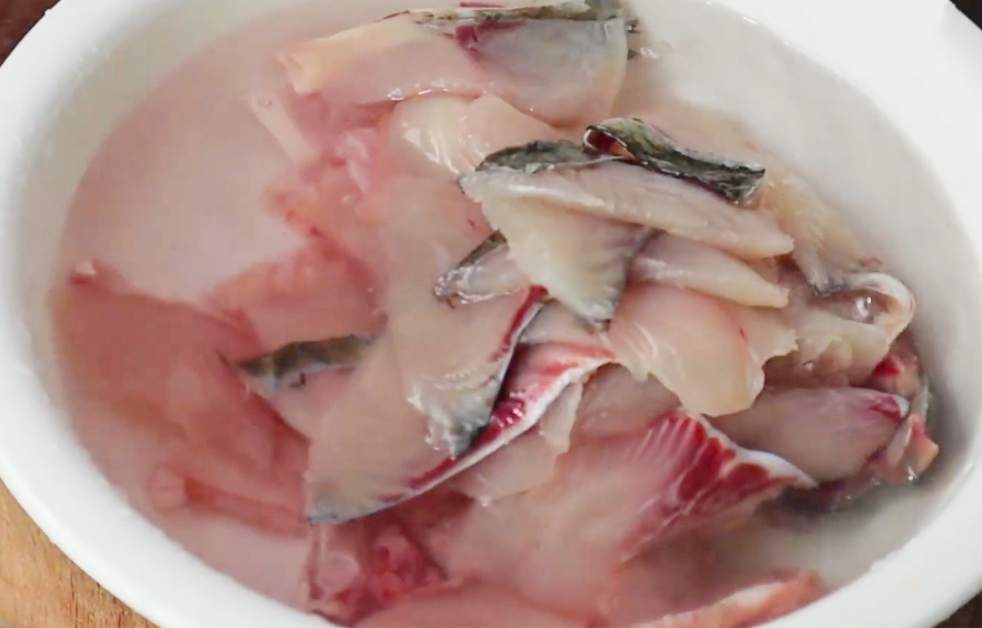 腌鱼的做法(做酸菜鱼,腌制鱼片是关键,大厨教你正确做法,鱼片弹滑酸辣