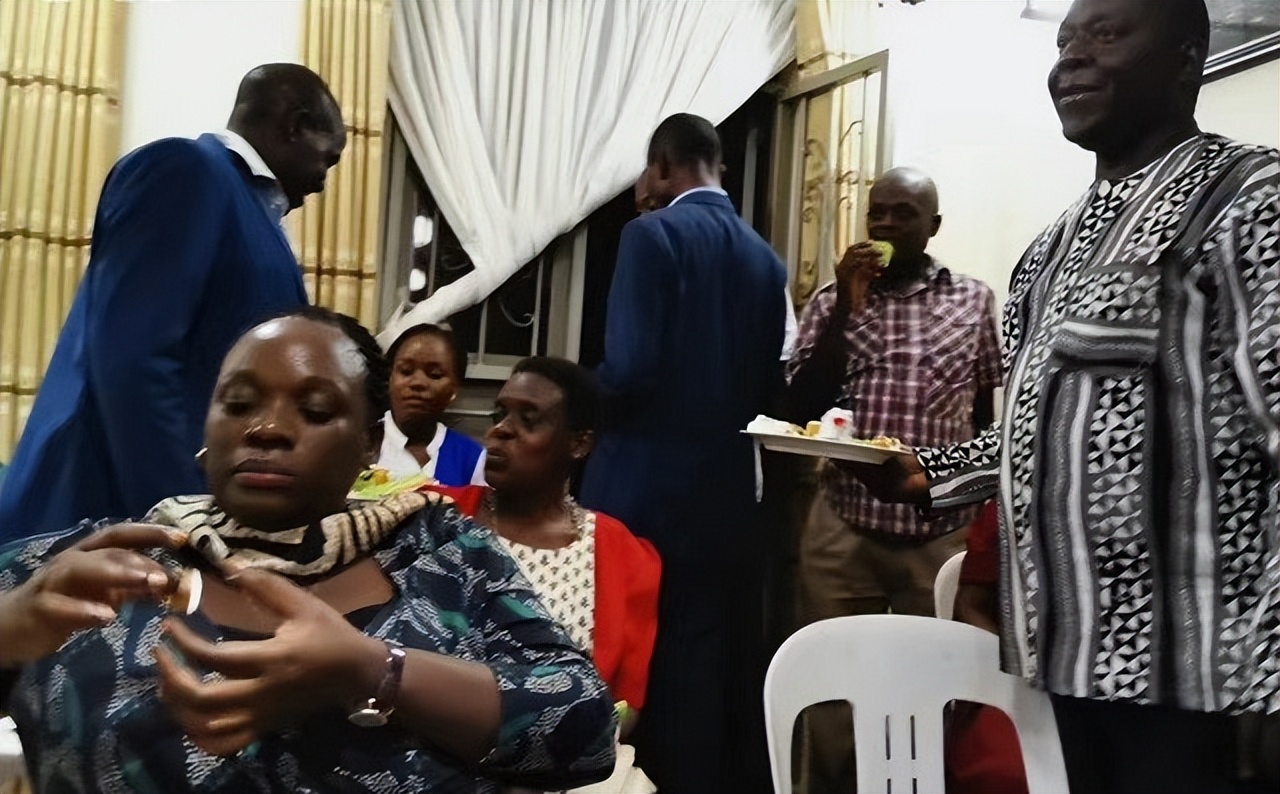 2015年河南女大学生嫁非洲生2娃，老公是皇室后代，丈母娘很满意