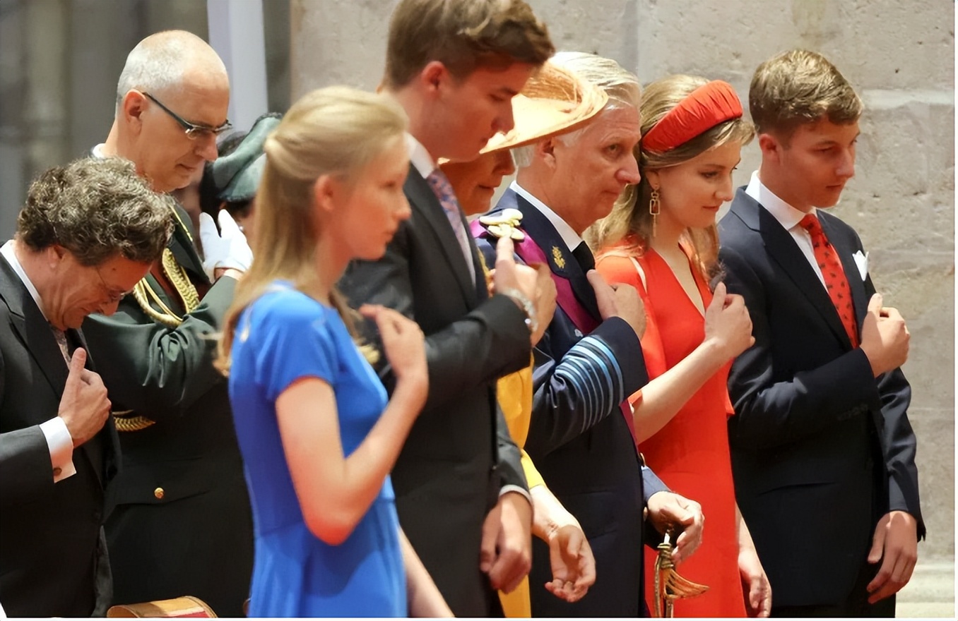 被比利时女王储美到！一袭红裙挽着小王子，好似童话故事里的画面