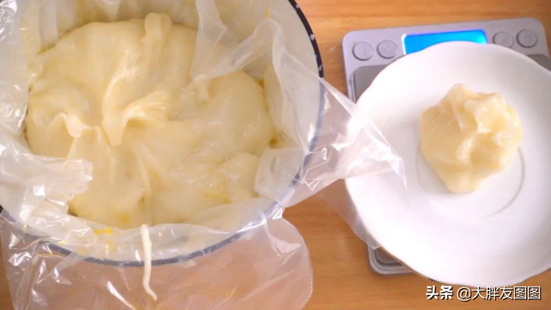 如果你有糯米粉，快收藏这食谱，两种口味的糯米糍，做法太简单了