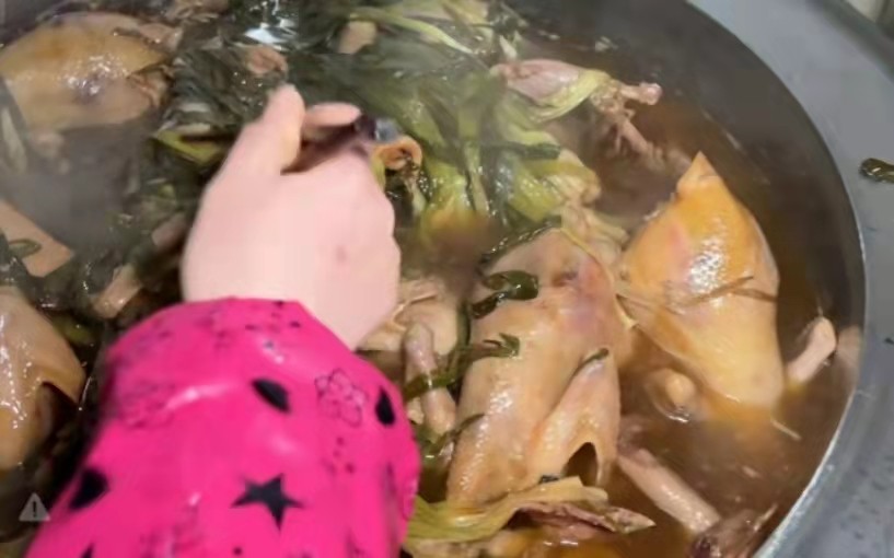 安徽滁州夫妻卖钟爱盐水鹅，一斤35元每天卖上百只，刚出锅就排队