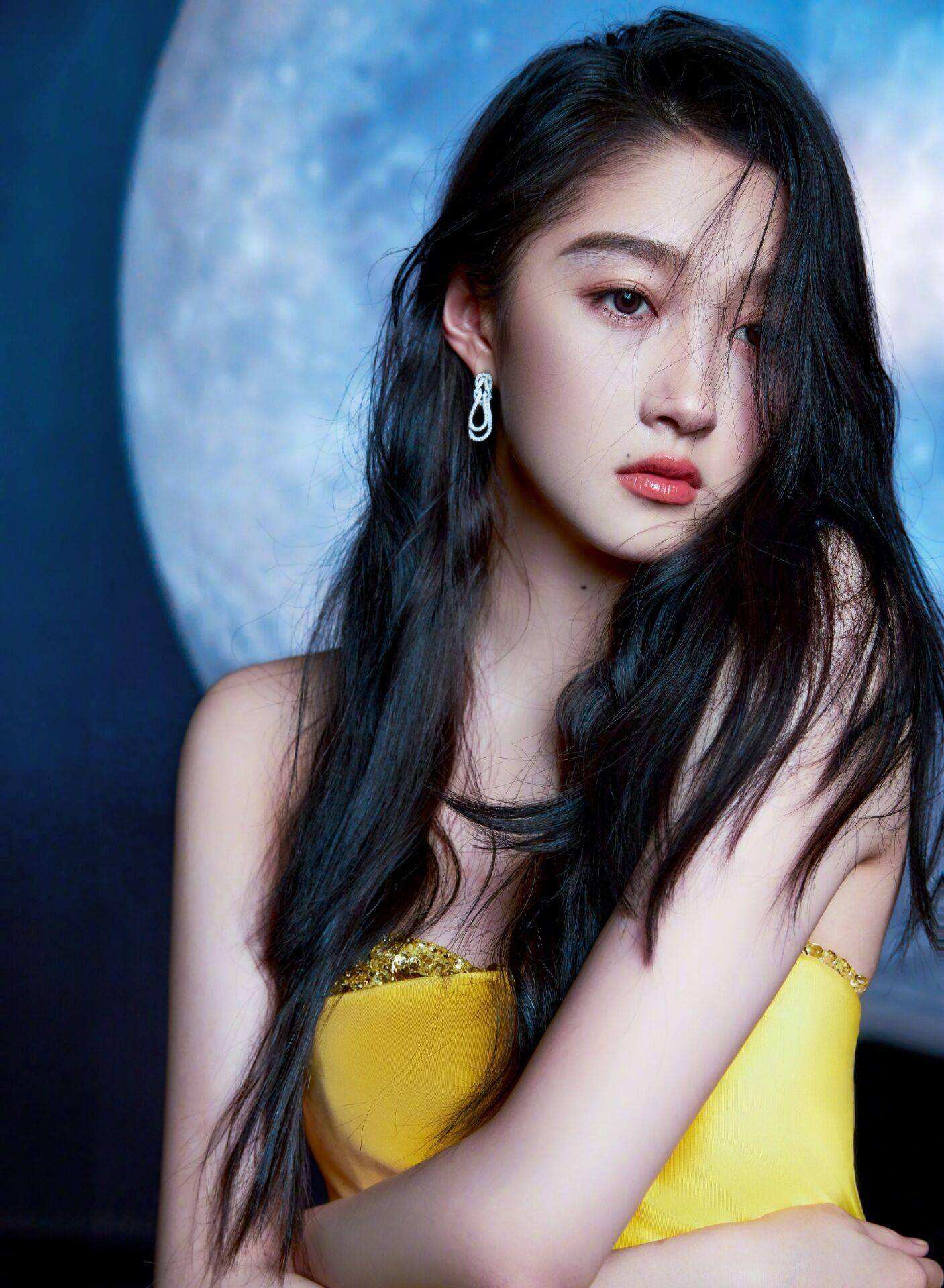 很奇怪晓彤不管什么类照片，看到她始终感觉还是“国民闺女”