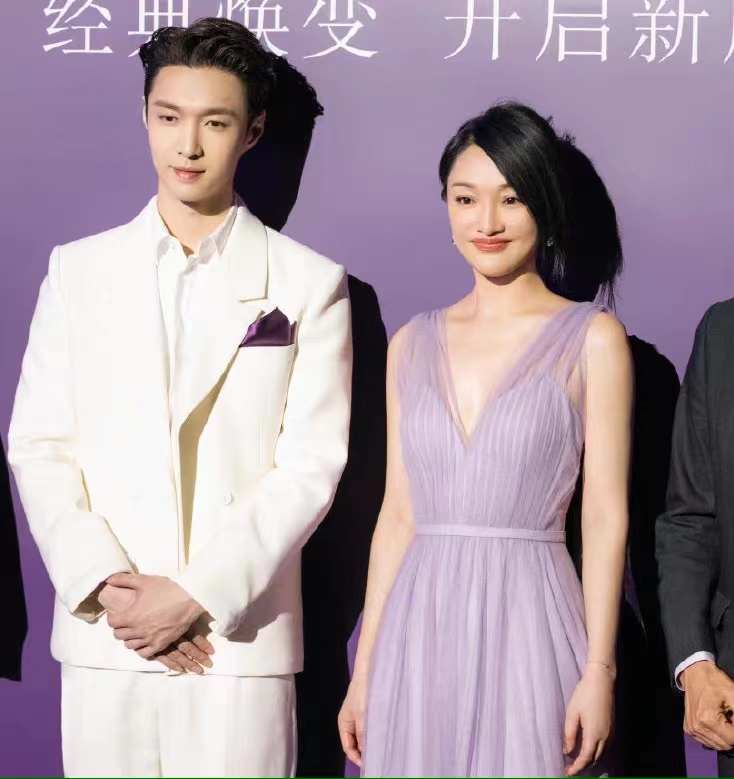 周迅太有灵气了，一袭紫色纱裙轻盈唯美、宛若仙子，哪像奔五的人