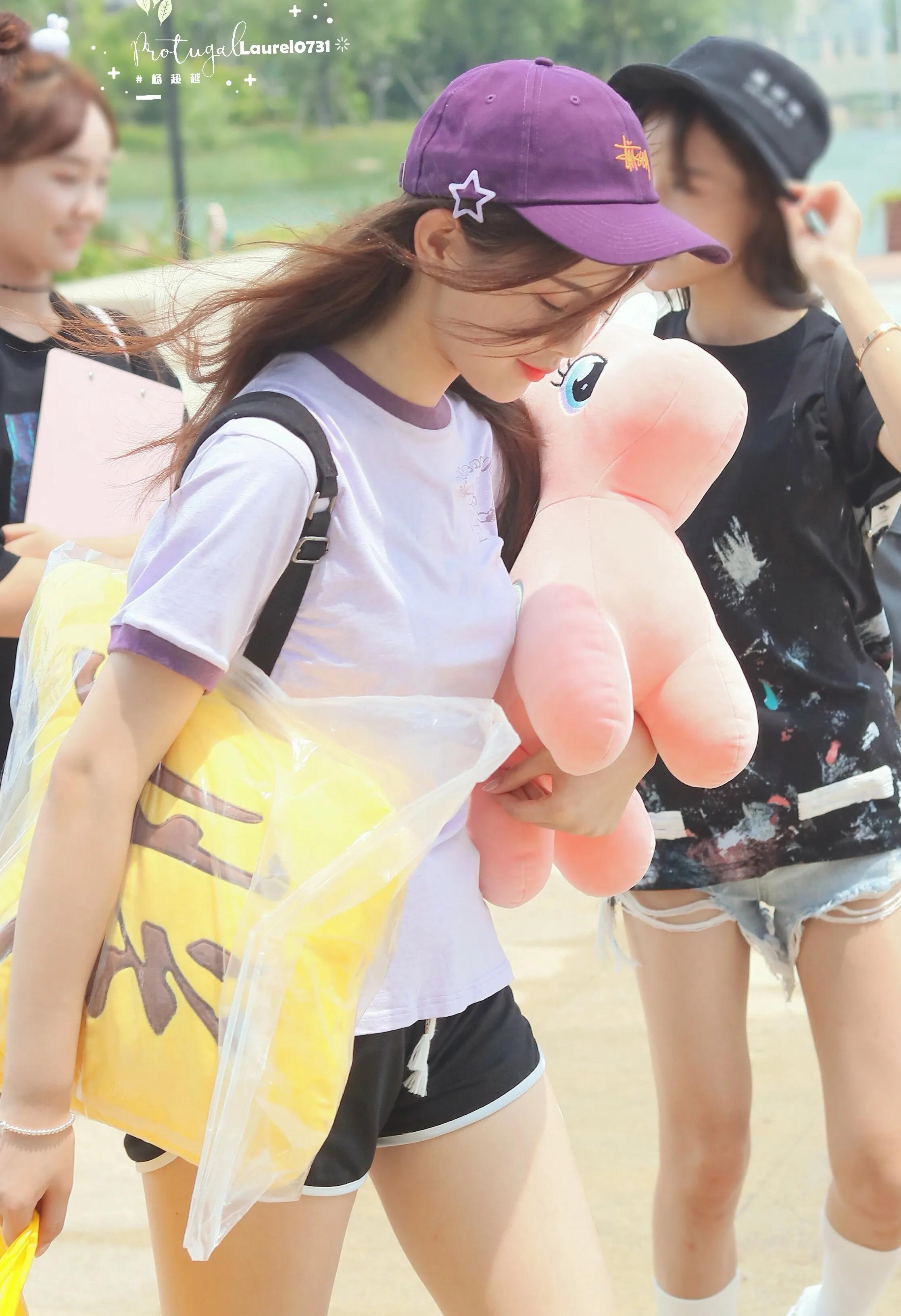 杨超越灰白色短袖T搭配黑色短裤，元气少女