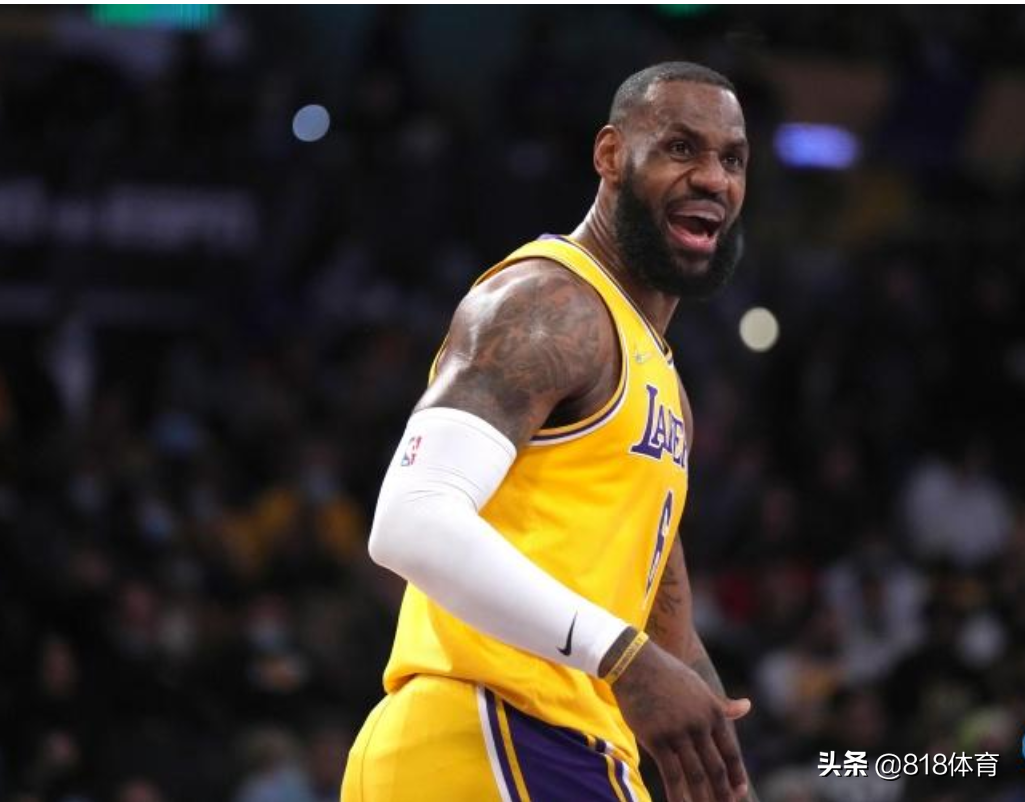 nba金球换球员为什么换不了(最后的骄傲!詹皇晒豪宅品酒看球,电视前摆4座总冠军奖杯金光灿灿)