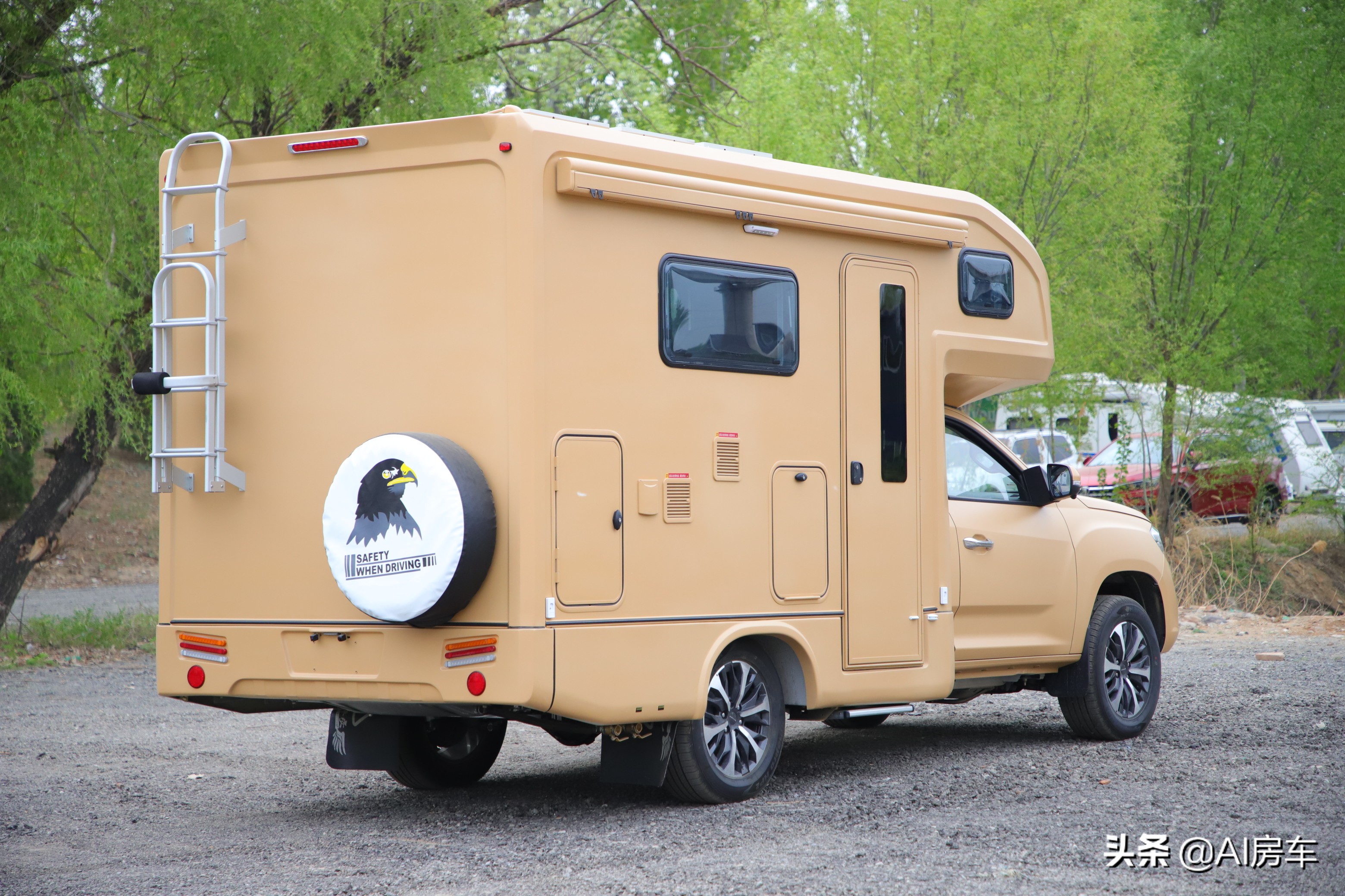 便宜硬核省油好开配2床和大厨房国产大通4驱越野房车