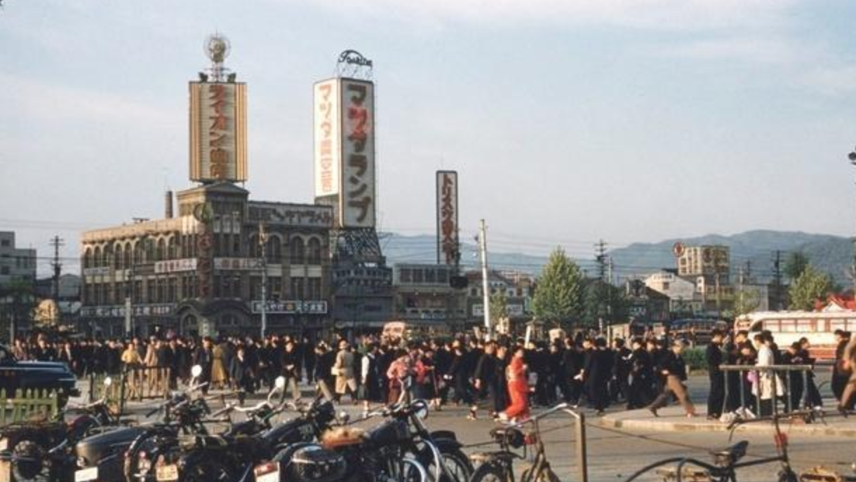 1996年，28岁清华才女不顾劝阻远嫁非洲，后来有了四个混血宝宝