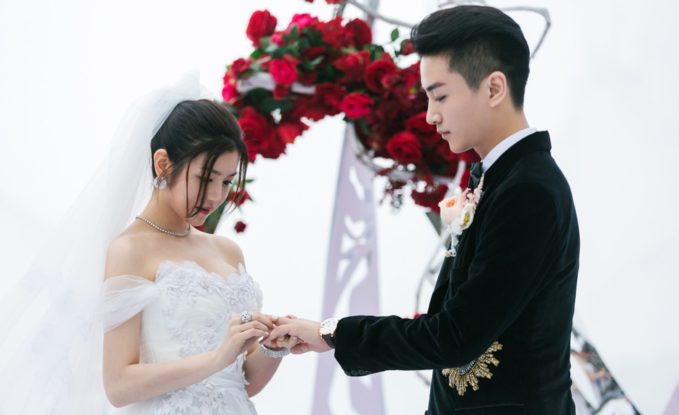 头纱吻成经典，事业巅峰结婚，遇到陈妍希是陈晓的缘还是劫？