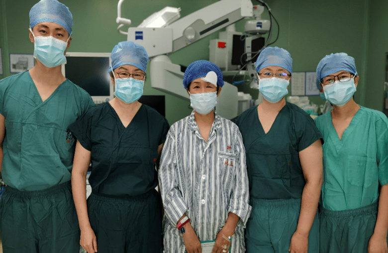 高考结束母亲用身体（7年前43岁母亲不顾众人反对）