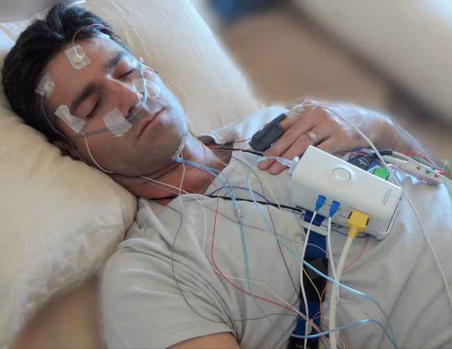 进行睡眠监测的具体过程是怎样的？需要在医院睡还是在家睡就行？