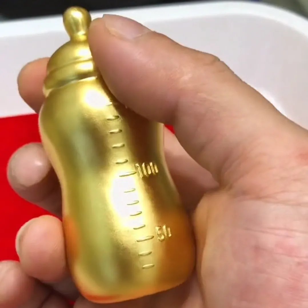 这个黄金奶瓶是孩子爷爷送的，说实话在家里真的没有多少用！你看看又不能用来喝奶粉