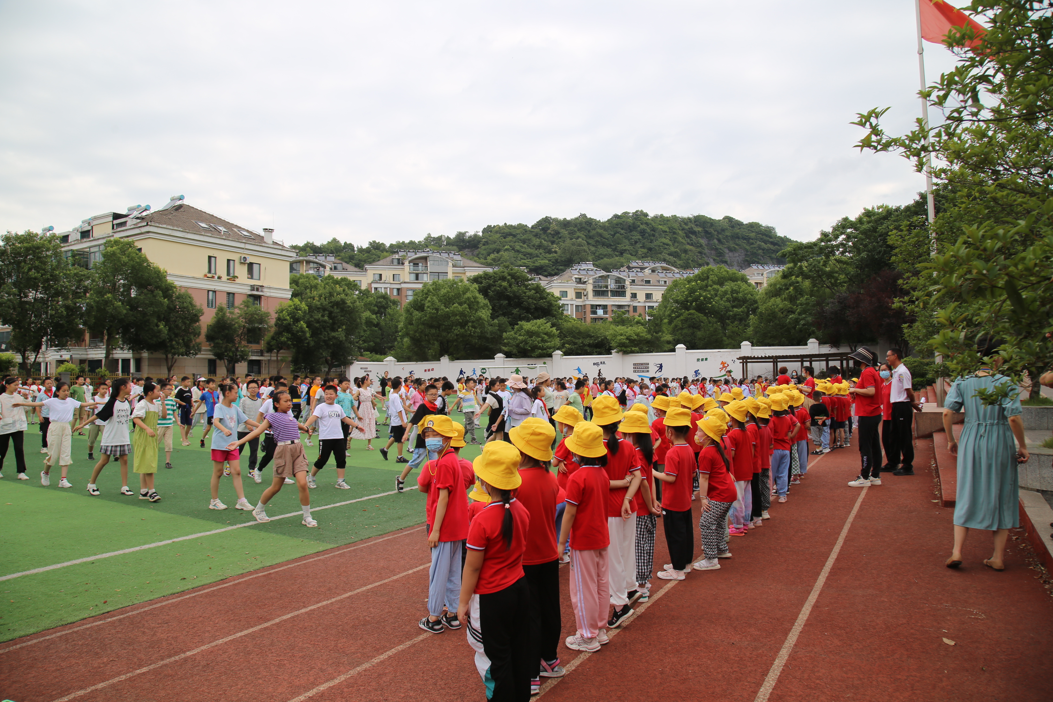 幼儿园孩子进东方红小学 体验小学生活