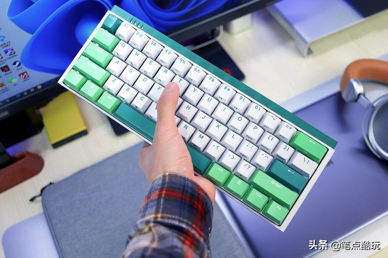 男朋友爱打游戏，爱鼓捣电脑，情人节送他什么礼物更合适？