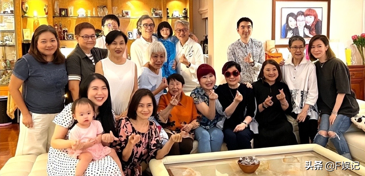 TVB老戏骨姜大卫生日饭局多 佘诗曼和妈妈也有一起参加饭局