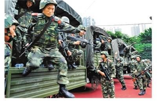 2012年击毙周克华始末，事后两名警察回忆：根本来不及去想怕不怕