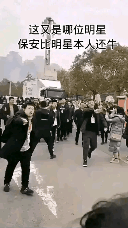 爸，你旁边的叔叔好帅，爸爸：这是你妈，网友当场笑喷了，哈哈哈