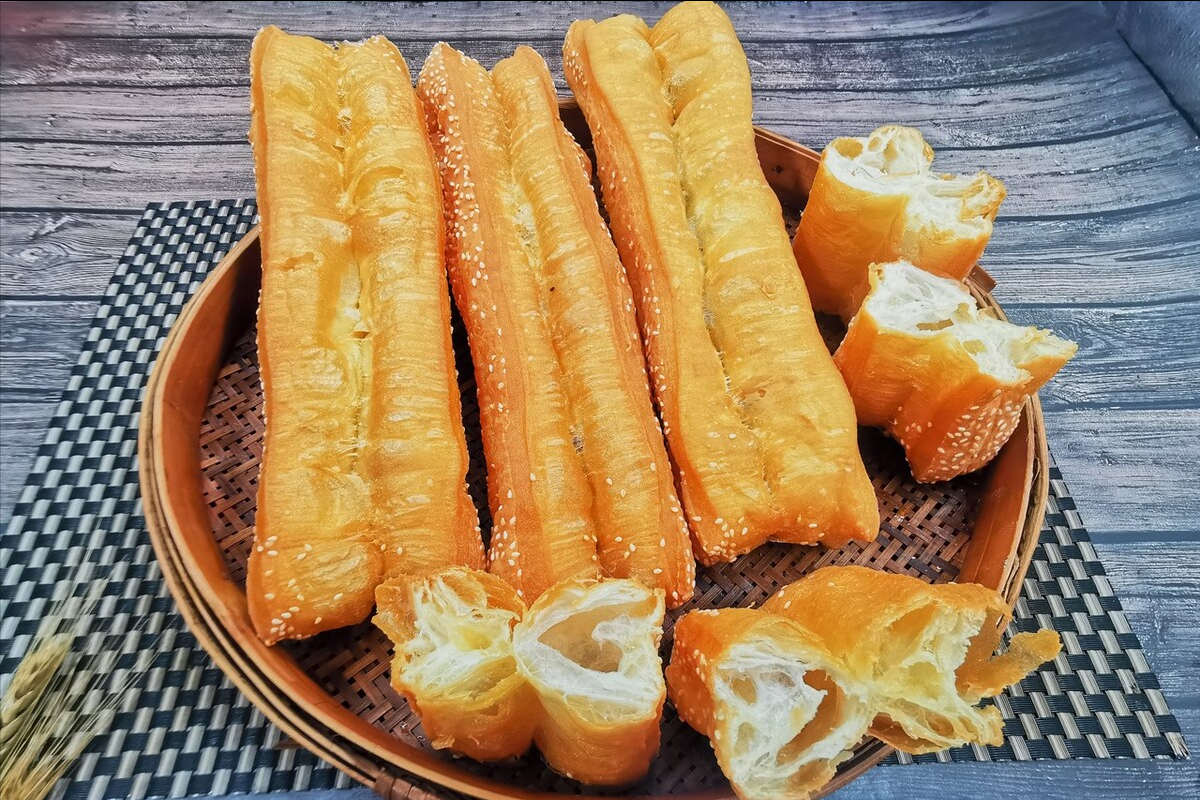 早餐店老板教你炸油条，分享详细配方，个个蓬松酥脆，干净又卫生
