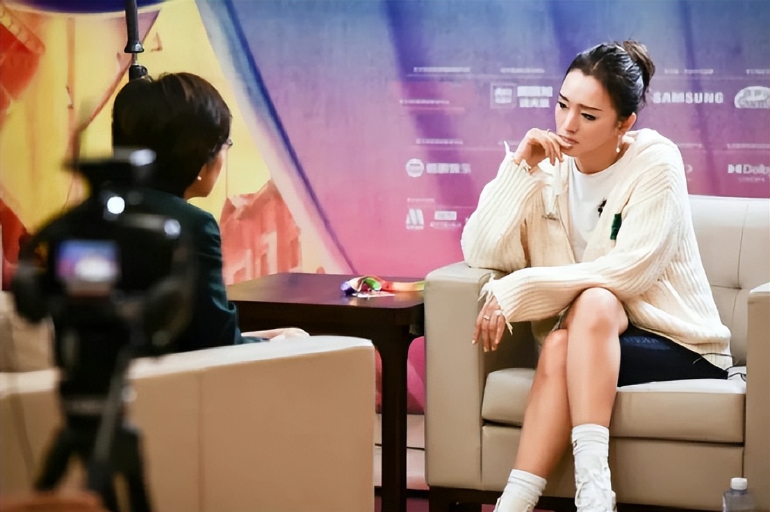 巩俐真有56岁？穿卫衣配短裤简直比20岁还像20岁，美得像换了个人