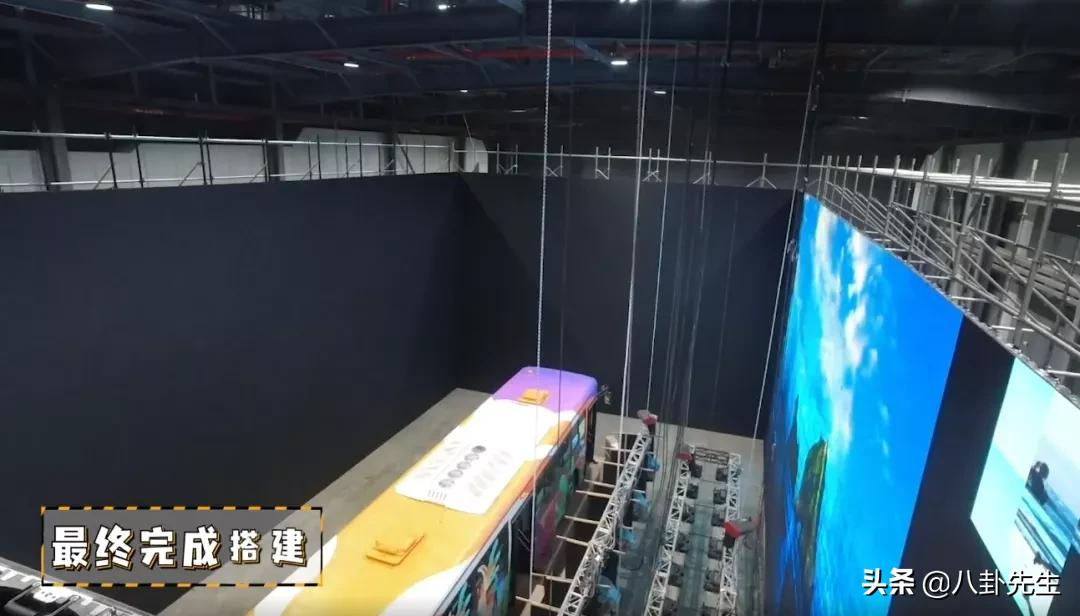 《开端》原来是这样拍出来的?公交车外全是屏幕,为真实烧三辆车