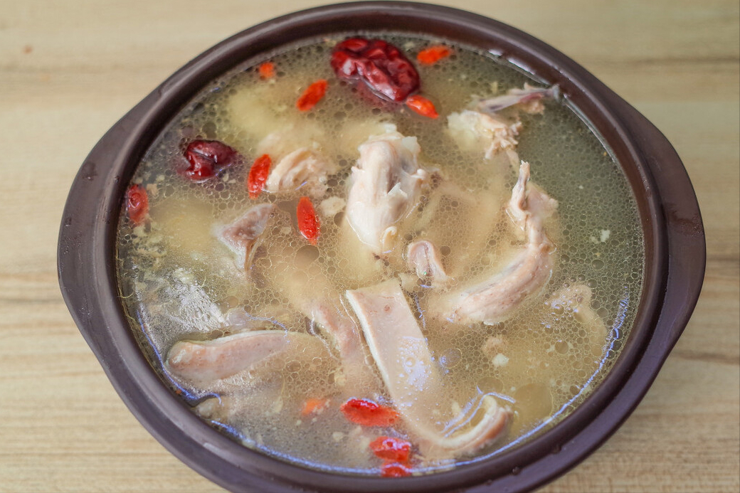 一只猪肚半只鸡，教你做猪肚鸡汤，鲜美浓白营养高，年夜饭必备