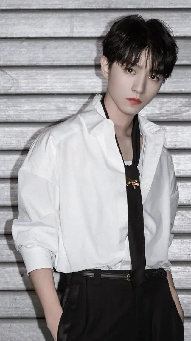 王俊凯易烊千玺王源高清壁纸，哪张壁纸最好看呢