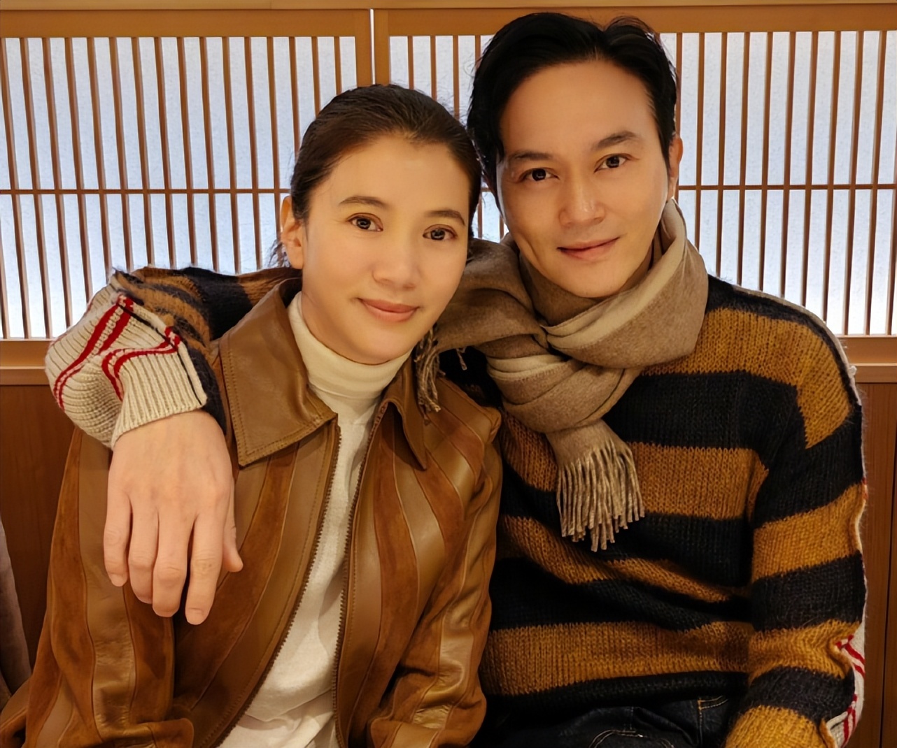 张智霖夫妇逛街，袁咏仪背名牌包手捧咖啡化妆师随行，好气派