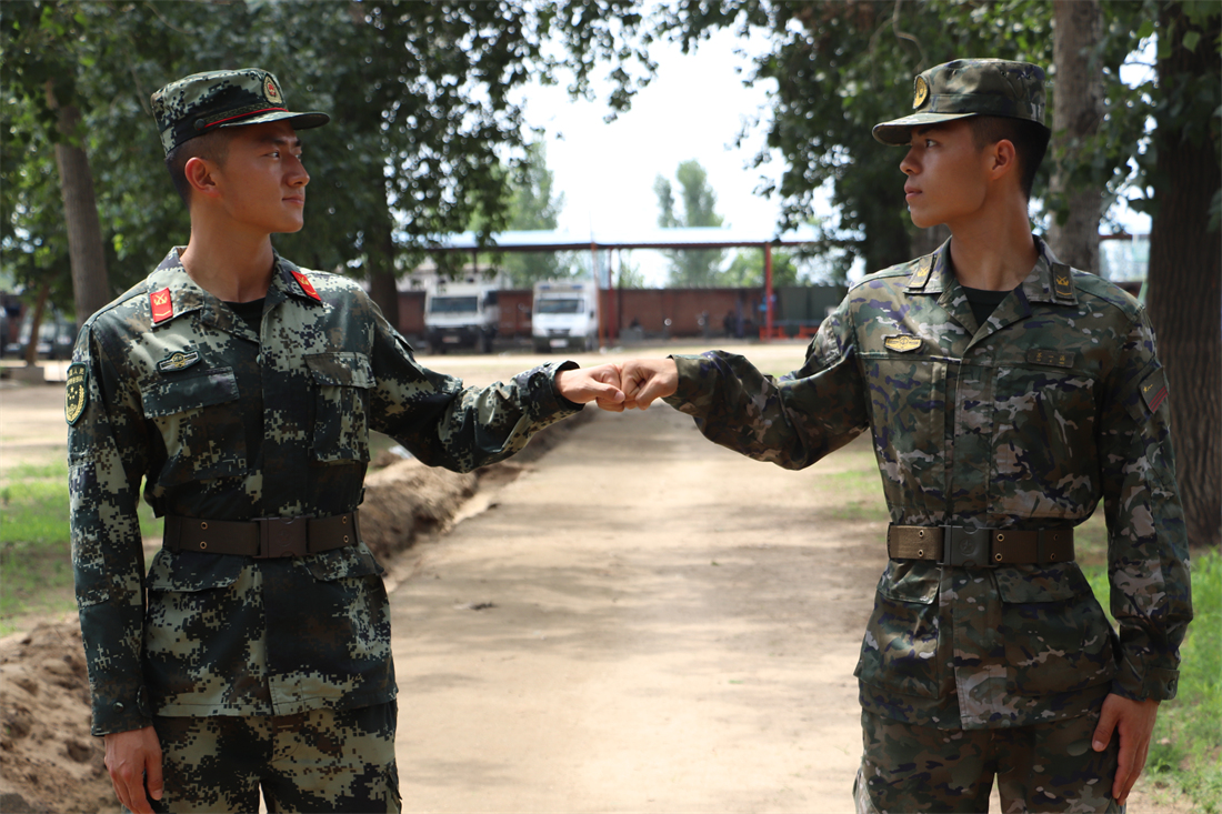 武警21式夏作训服,帅气亮相