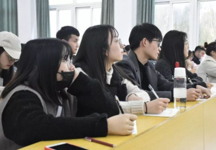 大学“课程表”差距大，明眼人一眼就能分辨：谁是985谁是大专