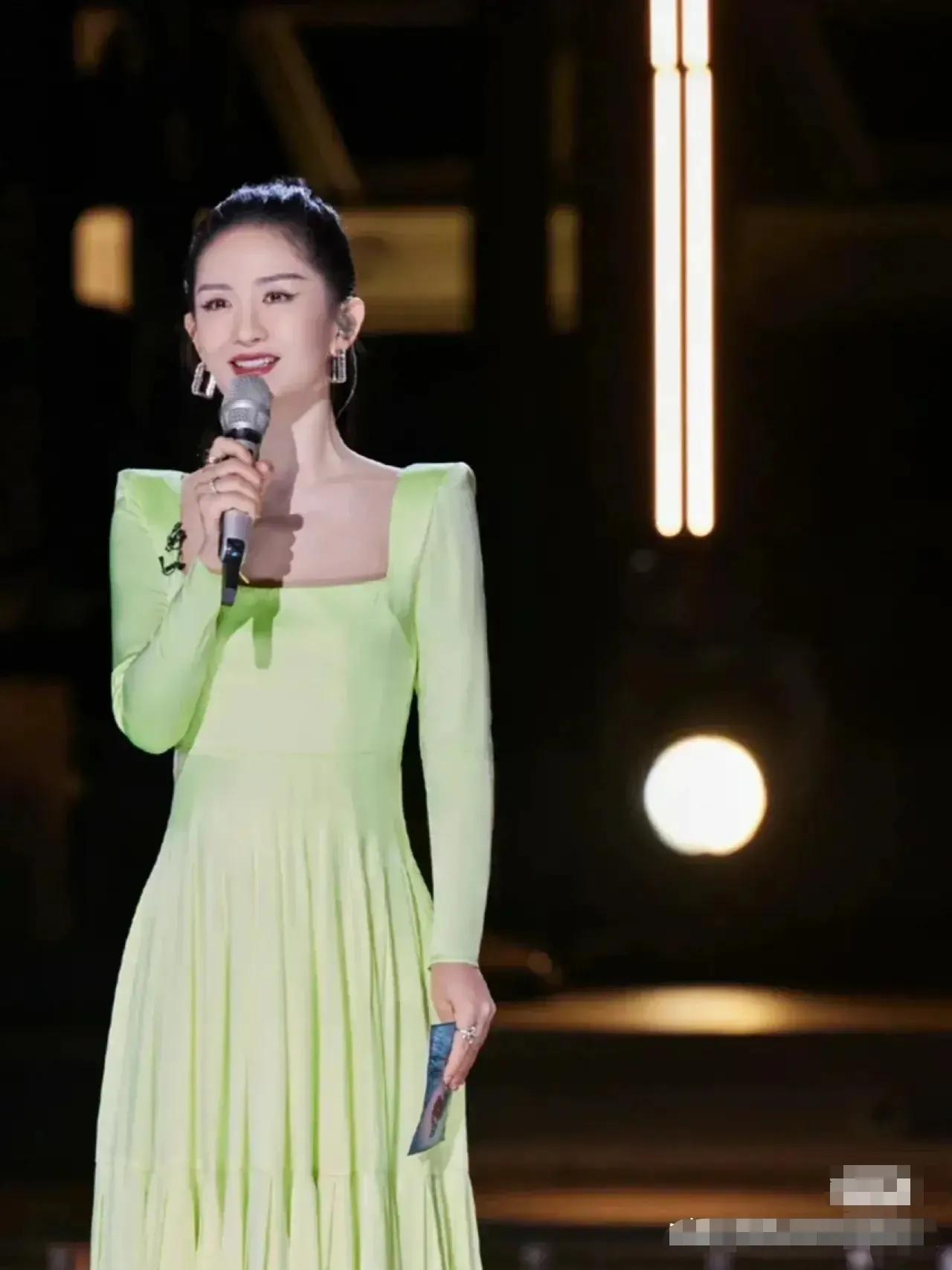 乘风破浪的姐姐谢娜主持风格越来越飒