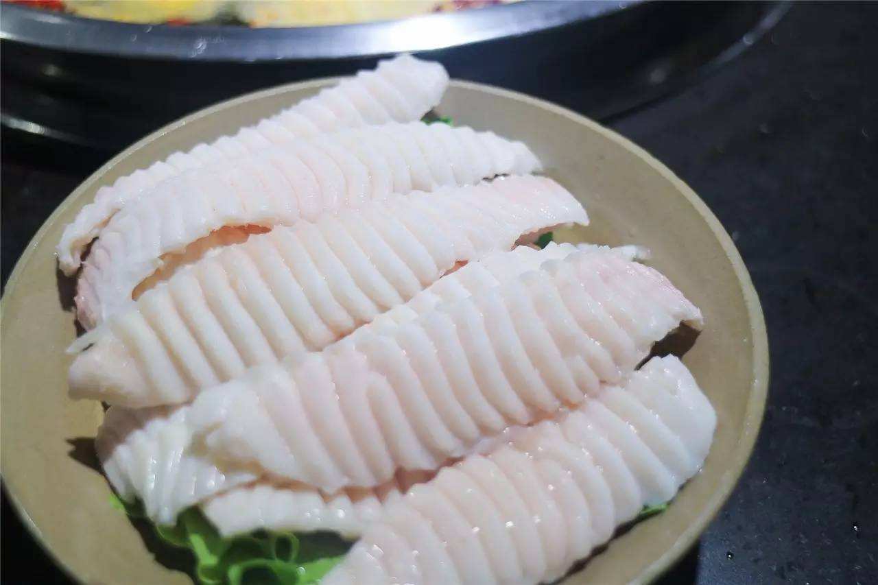 其实,猪天梯就是猪的口腔里面上颚连接牙龈的那个部位,一般都是连同整