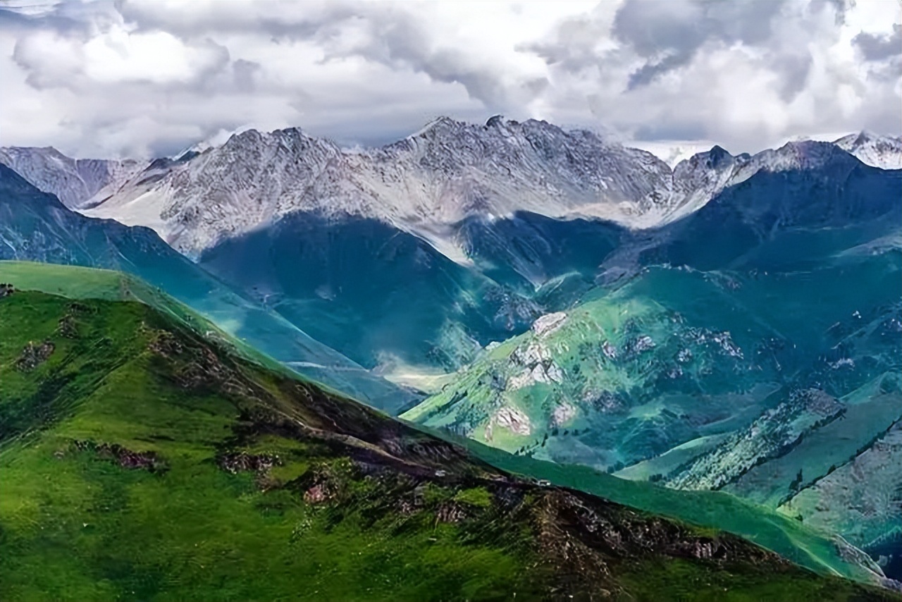 新疆伊犁，这条800公里的风景长廊，到底有多美？