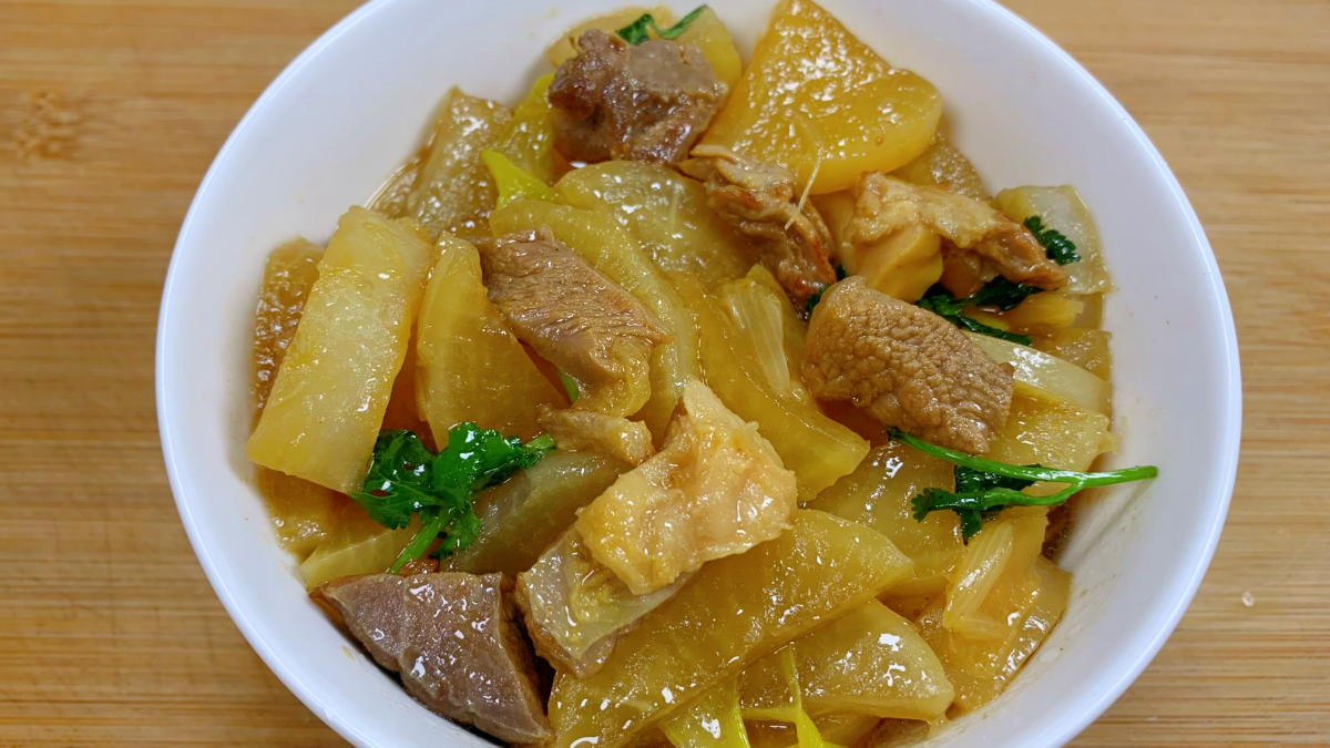 俄罗斯土豆炖牛肉(香浓土豆炖牛肉美味佳肴)