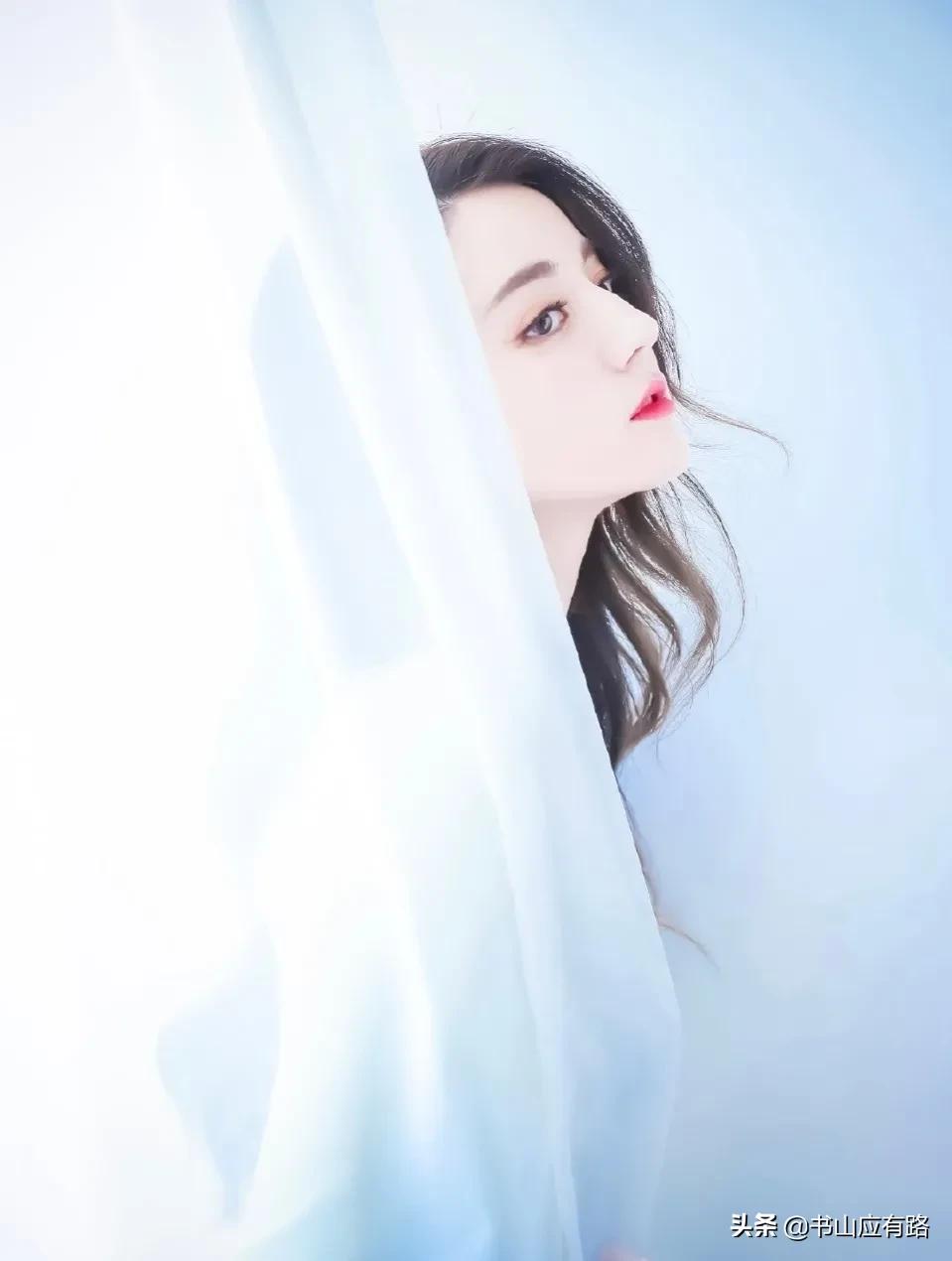 迪丽热巴：精致五官、异域风情的绝色美女