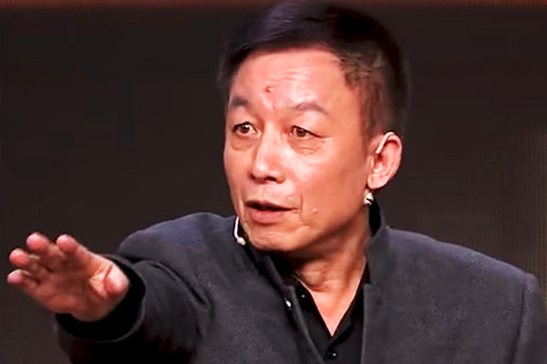 女学生高呼“易老师我想嫁给你”，易中天巧妙回答，赢得全场掌声