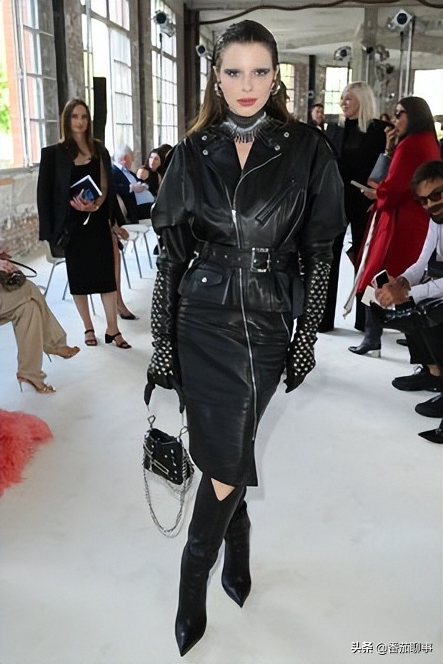 茱莉亚·福克斯在巴黎时装周身穿怪异超大夹克和低腰连衣裙