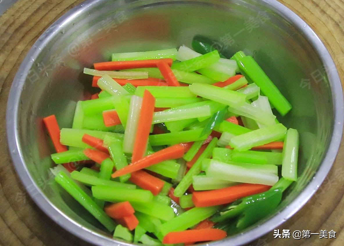 图片[3]-【腌芹菜】做法步骤图 清爽解腻 吃得更健康-起舞食谱网