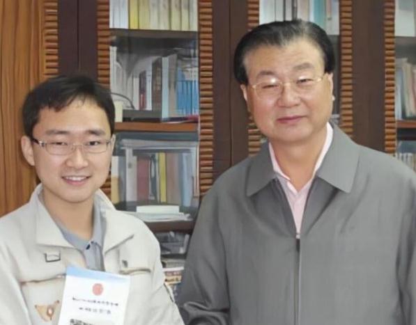 高考作文字体无人识，仅得6分被破格录取，结果他却打烂一手好牌