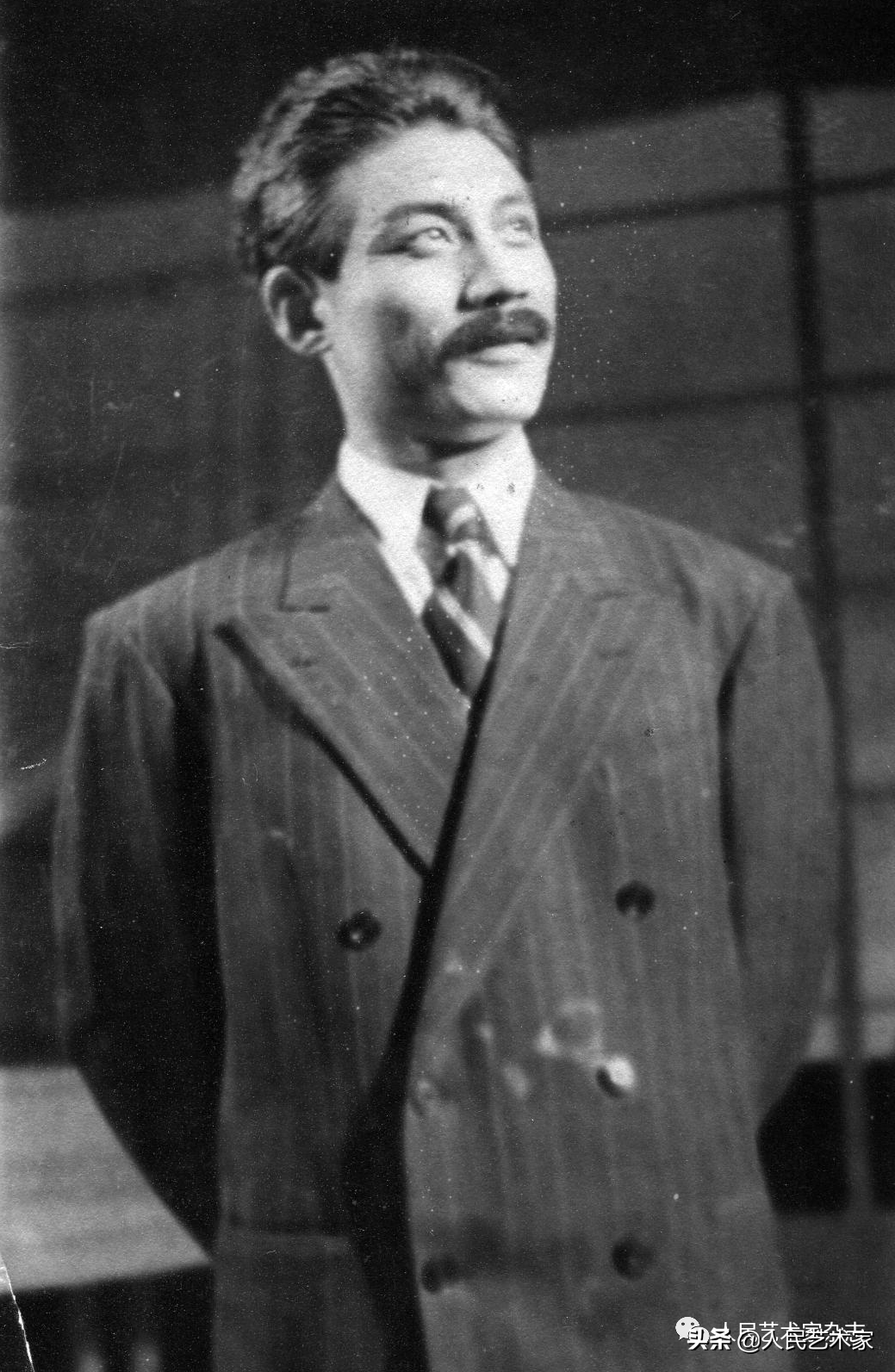 他的家被日寇冲毁，迫于生计当了电车售票员，热爱艺术却被嘲笑“穿号坎”，后因“双枪李向阳”蜚声中国