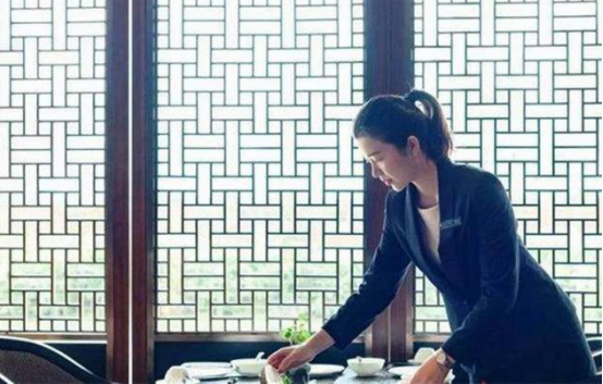 金牌服务员姚碧：从酒店到国宴管理员，23岁的湘妹子有何过人之处