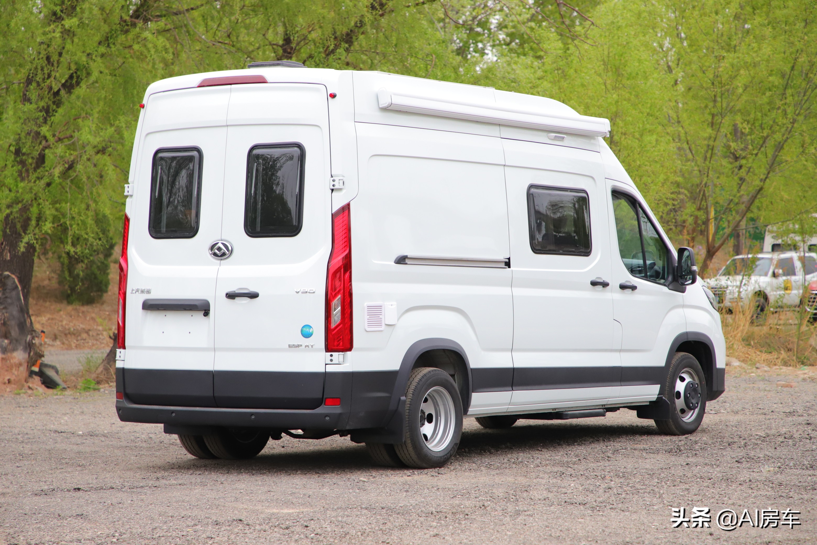 大通2.0t自动挡货车改房车,月薪7000也能玩!开着实用还能吃住