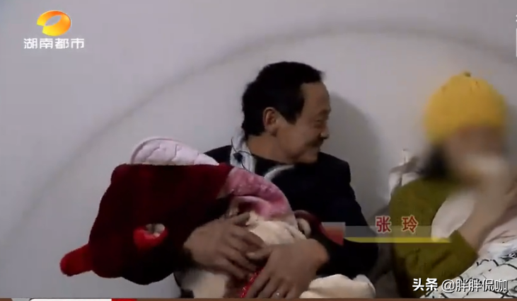 女大学生因爱变得精神失常，和流浪汉生下孩子，亲妈：造孽啊