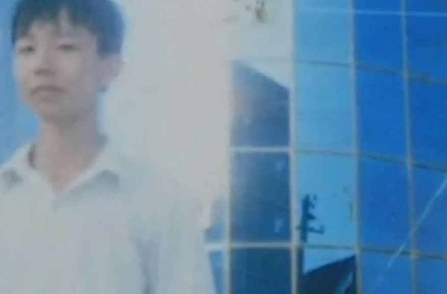 2011年大学生嗜游戏如命，沉溺网吧10年不成人形，归家5天后惨死