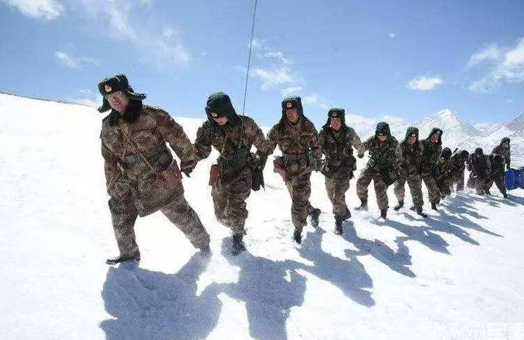 �ڱ߾�����һȺ������ͬսʿ��һ������ͬ��������İ���